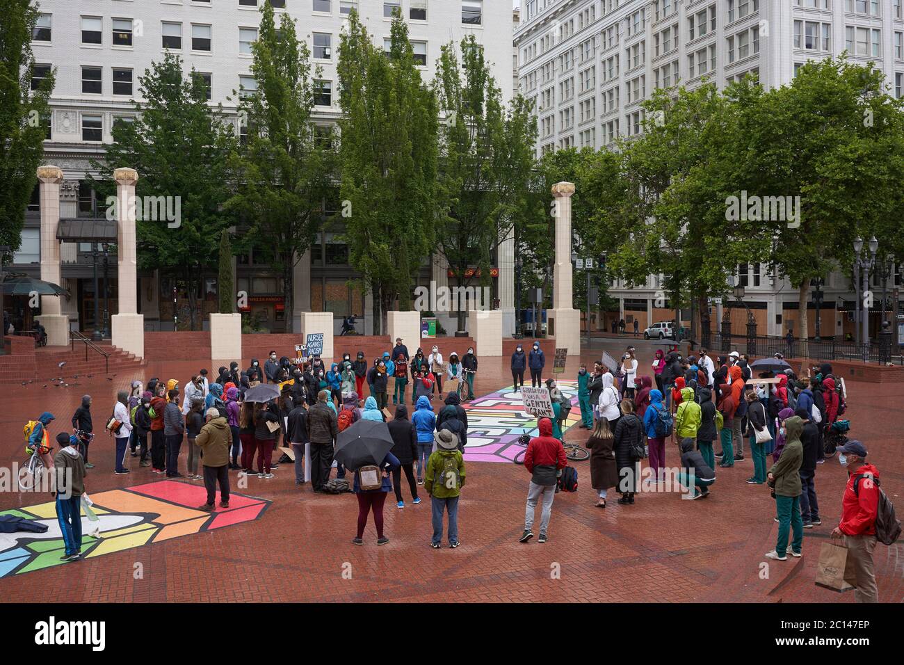 BLM-Demonstranten versammeln sich am Samstag, den 13. Juni 2020, auf dem Pioneer Courthouse Square in der Innenstadt von Portland, Oregon. Stockfoto