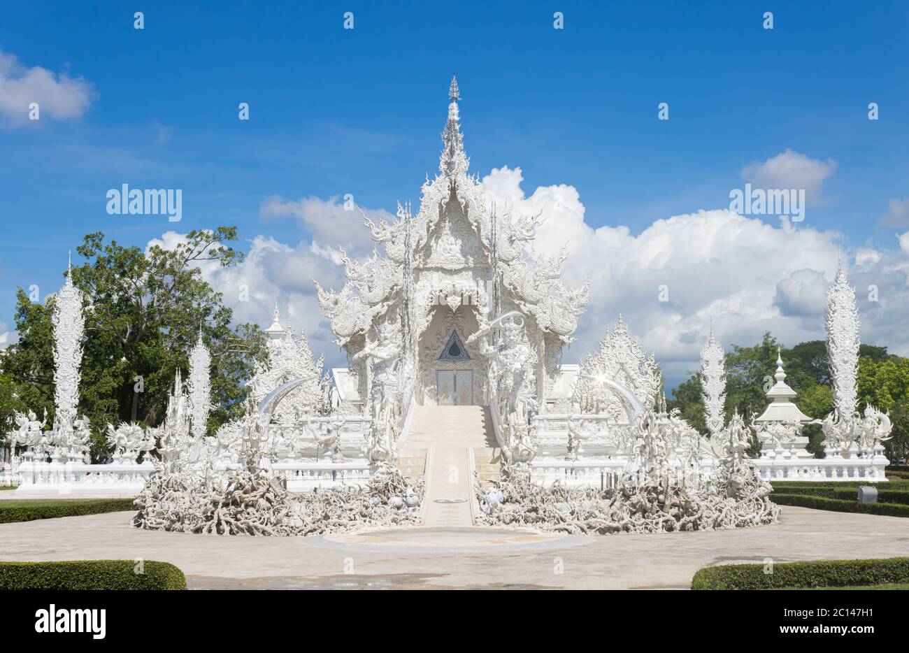 Chiangrai, Thailand - 7. Juni 2020: Rong Khun Tempel oder Wat Rong Khun auf Blue Sky Hintergrund auf Vorderansicht mit natürlichem Licht. Chiangrai Weißer Tempel Stockfoto