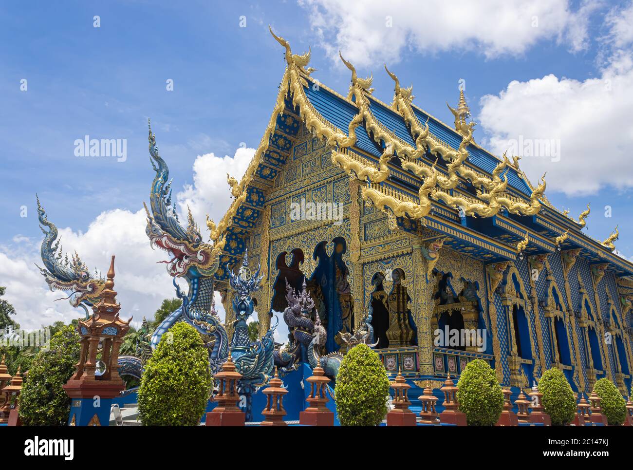 Chiangrai, Thailand - 7. Juni 2020: Blue Yellow Thai Church und Serpent oder Naga im Wat Rong Sues Ten Temple in der rechten Ansicht Stockfoto