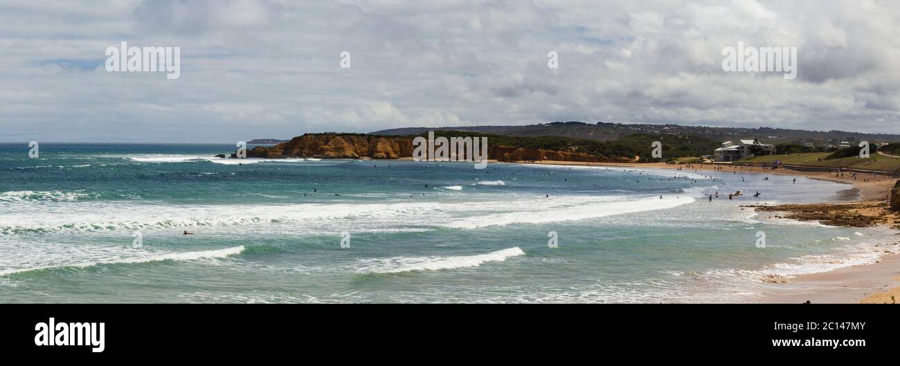 Torquay, Victoria, Australien -Dezember 10 2017 Panoramablick auf den Torquay-Strand an einem bewölkten Tag. Stockfoto