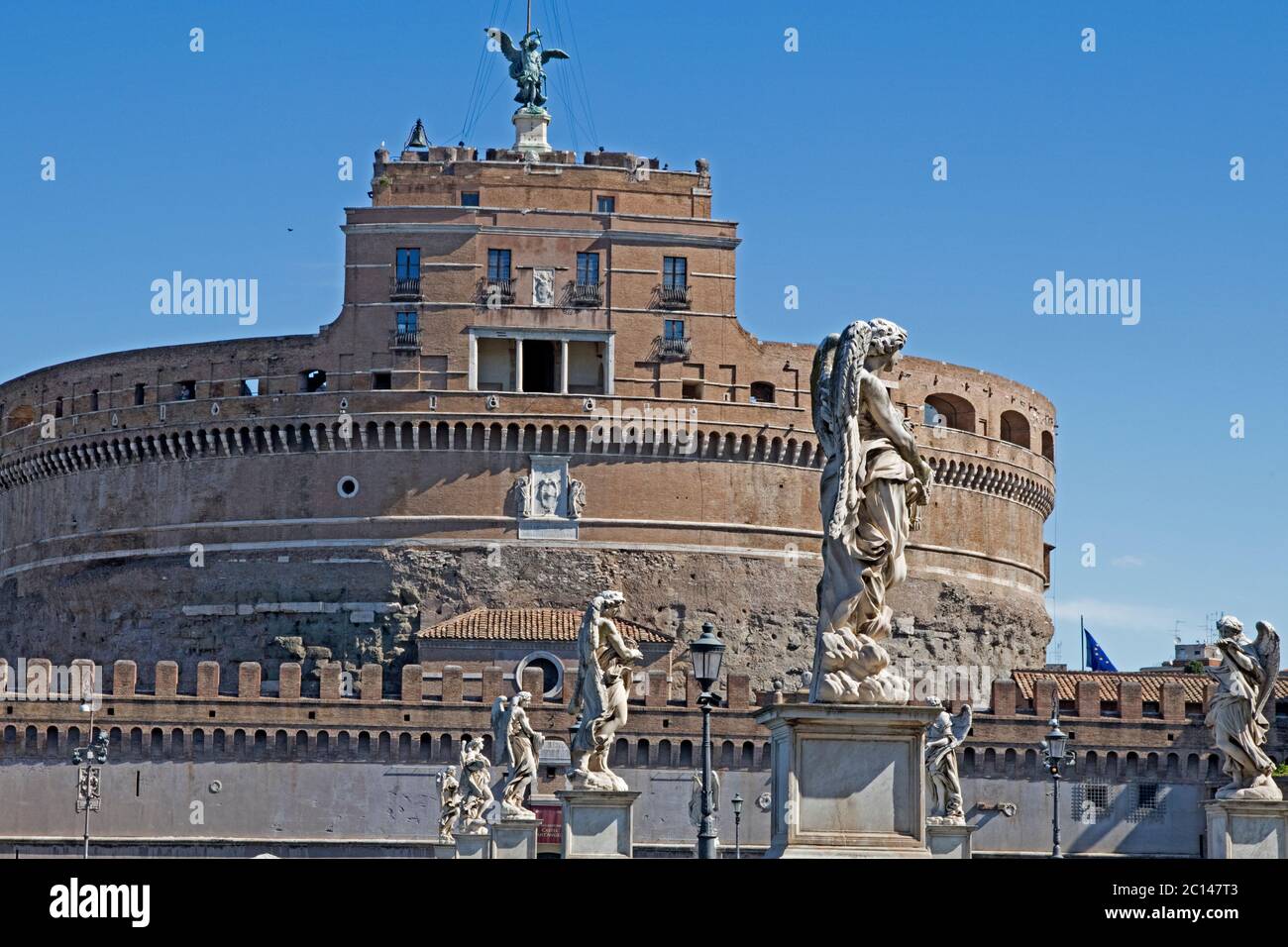 Engelsstatuen auf der Engelsburg, die zur Engelsburg in Rom führt Stockfoto