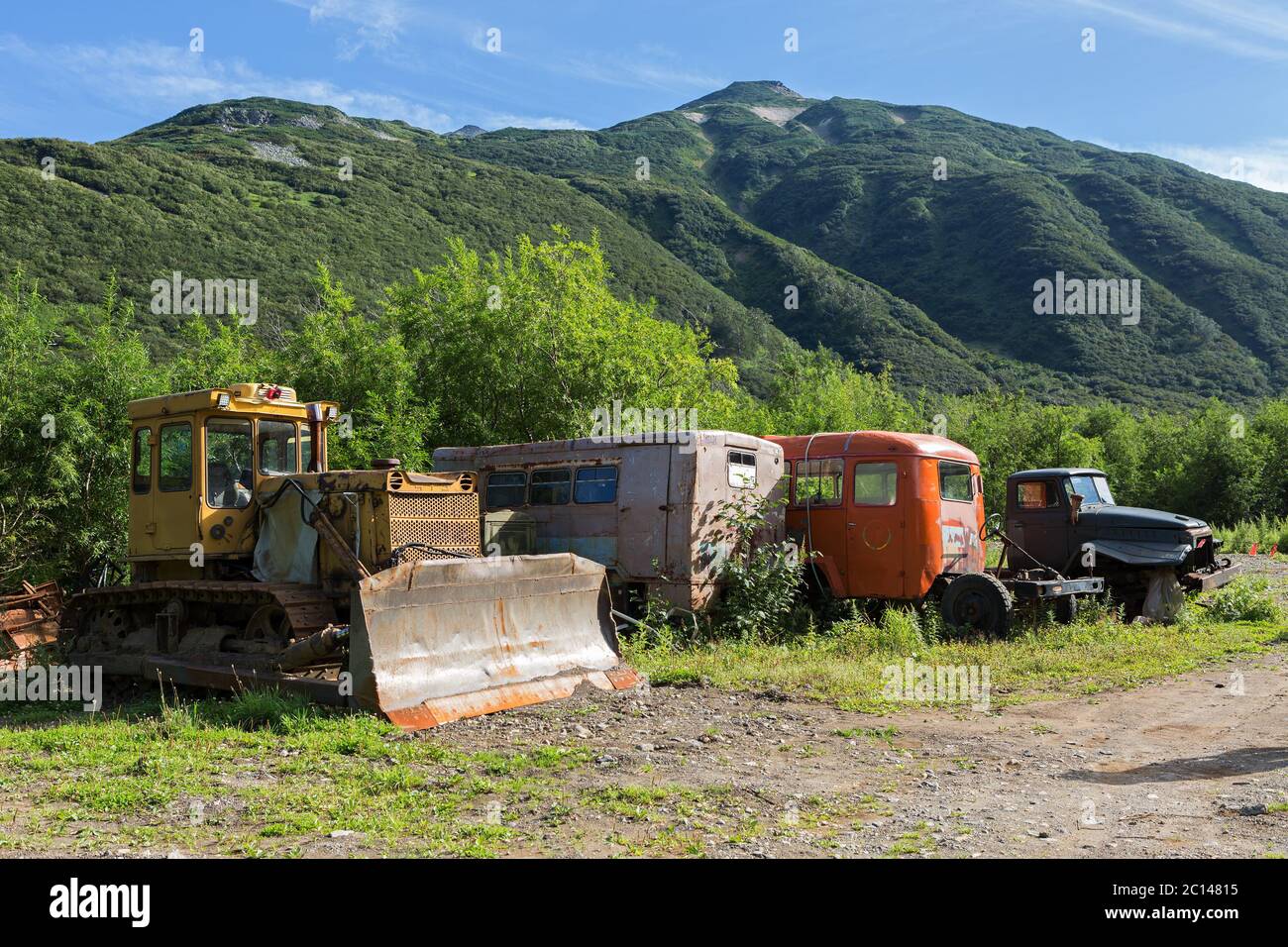 Alte Spezialmaschinen im Brooktal Spokoyny am Fuß des äußeren nordöstlichen Abhangs des Caldera-Vulkans Gorely. Stockfoto