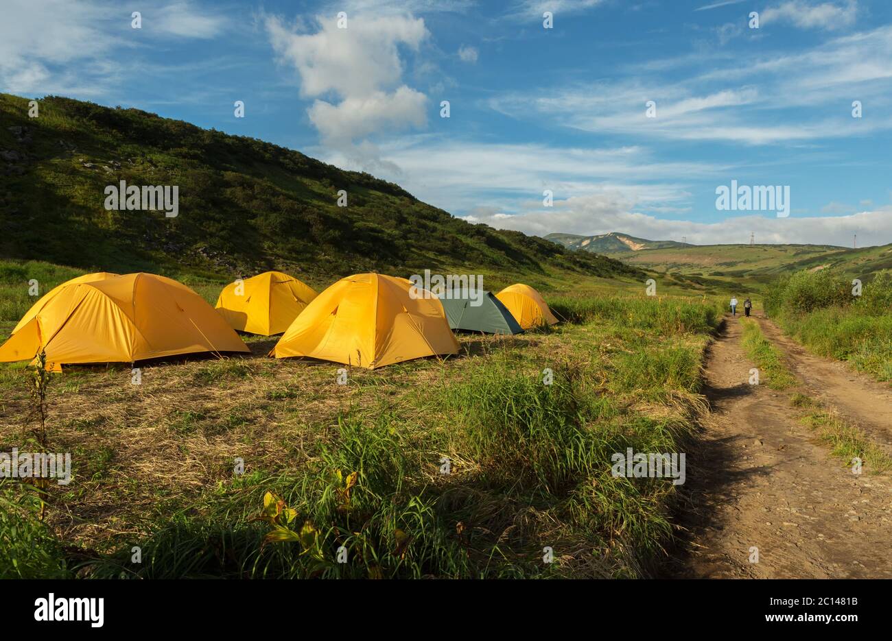 Campingplatz in Brookvalley Spokoyny am Fuße des äußeren nordöstlichen Hang des Caldera Vulkans Goreli. Stockfoto