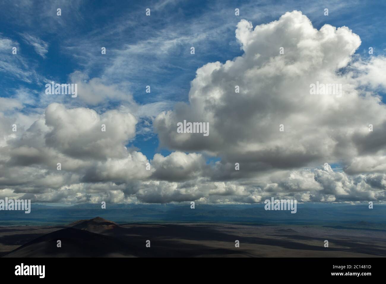 Schöne Cumulus Wolken über Feldern von Skorien. Norddurchbruch Große Tolbachik-Spaltausbruch 1975 Stockfoto