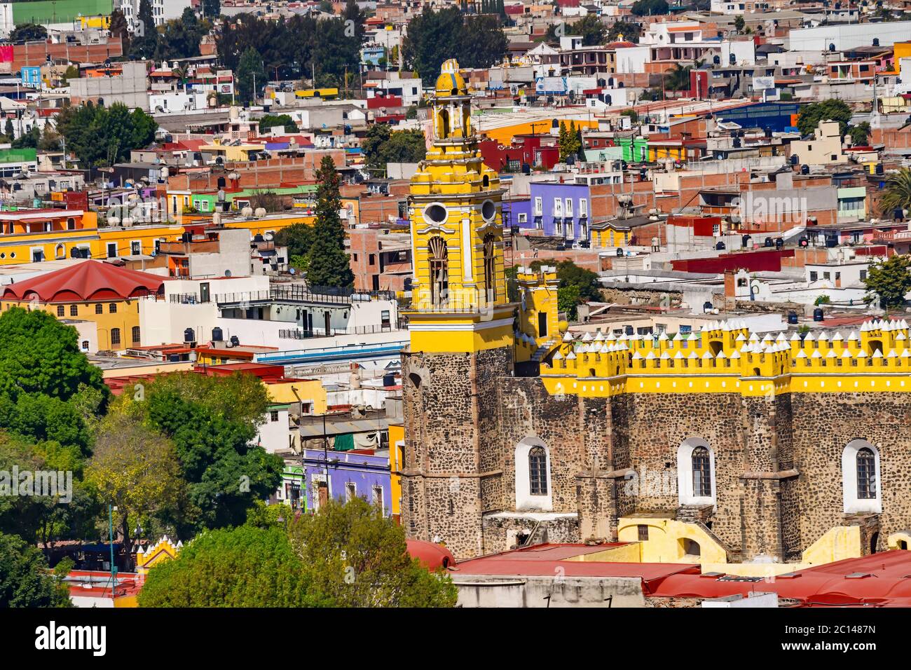 Übersehen Sie Bunte Kirchen Restaurants Geschäfte Cholula Puebla Mexiko. Kirche gebaut 1500er Stockfoto