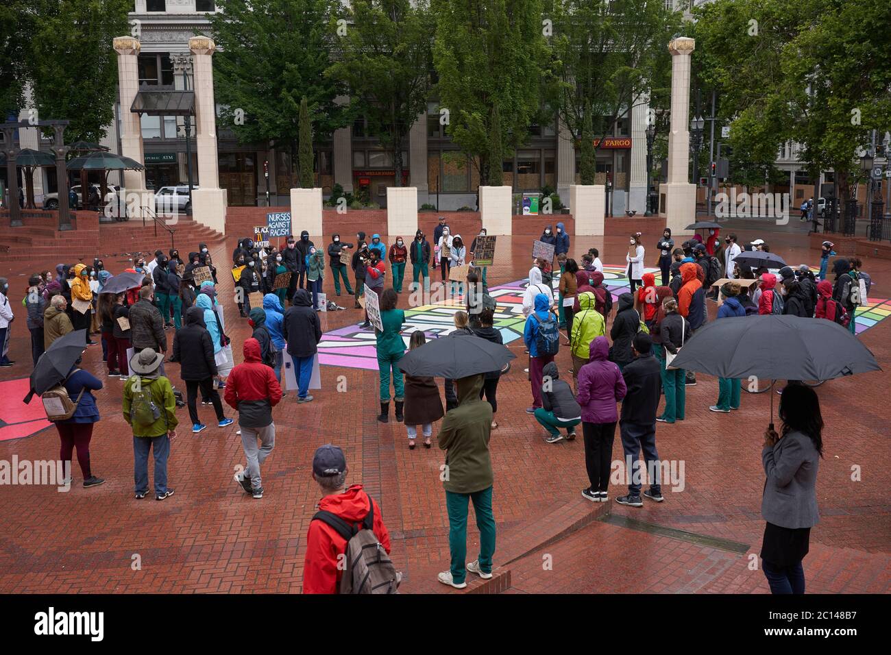 BLM-Demonstranten versammeln sich am Samstag, den 13. Juni 2020, auf dem Pioneer Courthouse Square in der Innenstadt von Portland, Oregon. Stockfoto