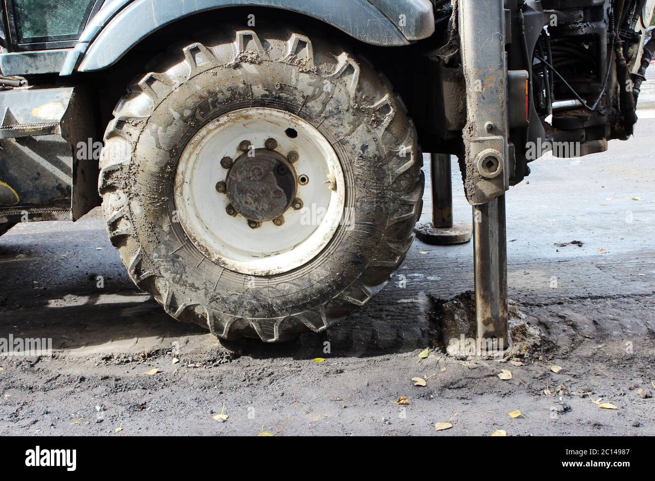 Traktor starke Stützen Stabilisierung Beine verlängert zu stabilisieren und stabilen Zustand beim Graben der Erde unter der Straße Reparatur. Stockfoto