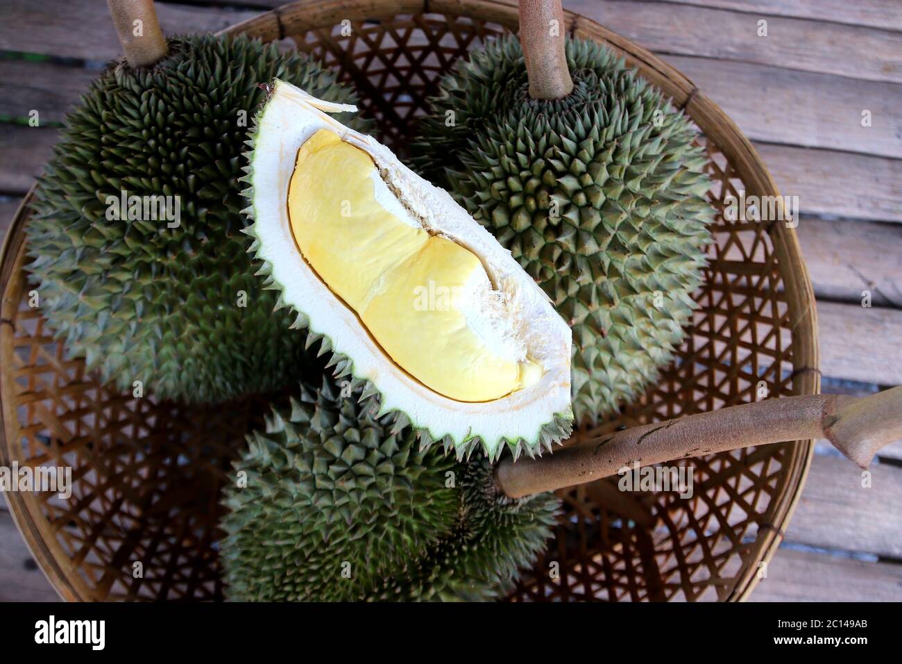 Foto von Durian Frucht im Korb Stockfoto