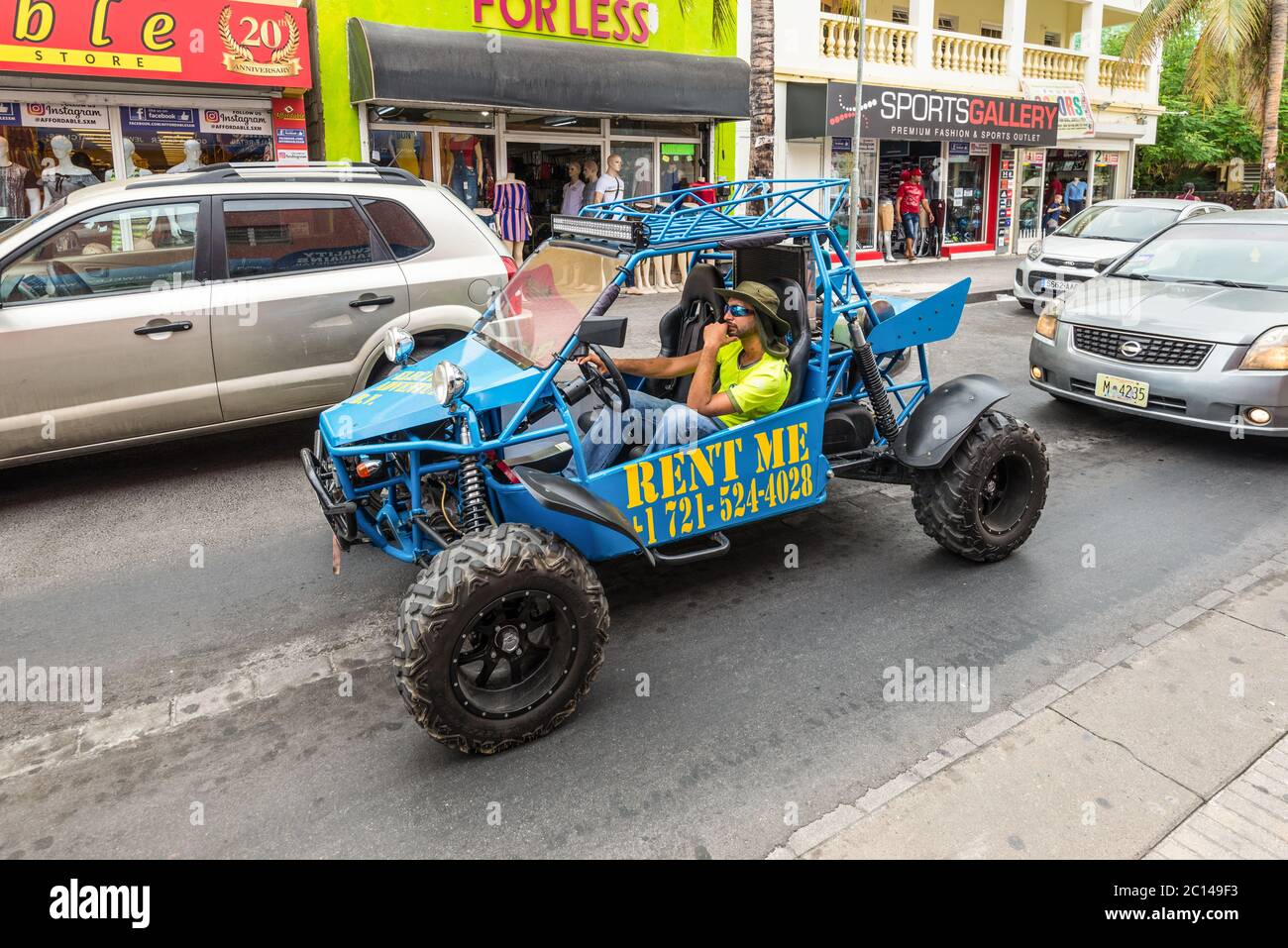 Philipsburg, St. Maarten - 1. Mai 2019: Unidentifizierter Mann in einem Dünenwagen auf den Straßen der Philipsburg-Stadt, St. Maarten, niederländische Karibik. Stockfoto