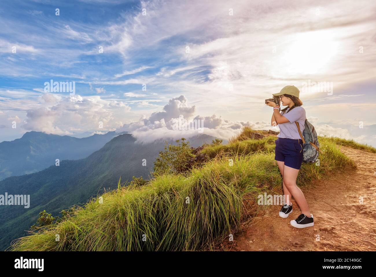 Wanderer jugendlich Mädchen, dass eine Kamera für Fotografie Stockfoto