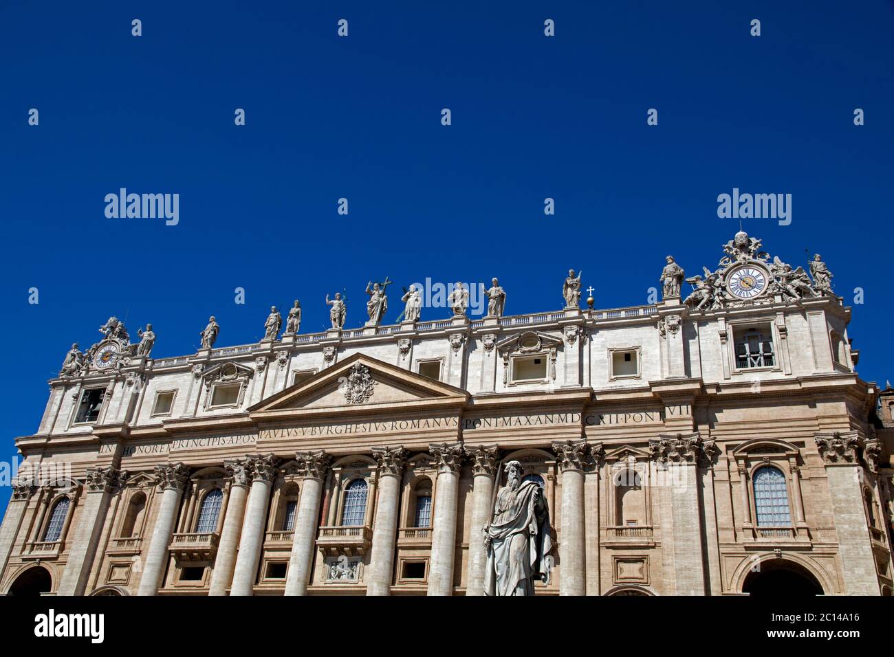 Die Fassade des Petersdoms in Rom mit Statuen von Jesus und seinen Jüngern Stockfoto