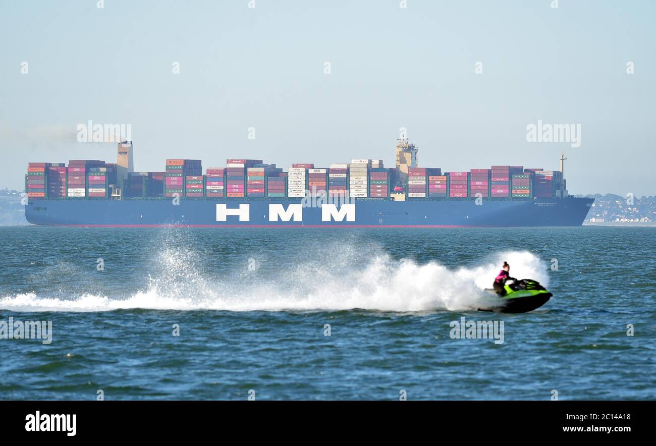 HMM Algeciras, das größte Containerschiff der Welt, passiert Thorpe Bay in Southend, als sie gegen Ende ihrer Jungfernfahrt nach Großbritannien zum DP World London Gateway Port in Tilbury, Essex, fährt. Stockfoto