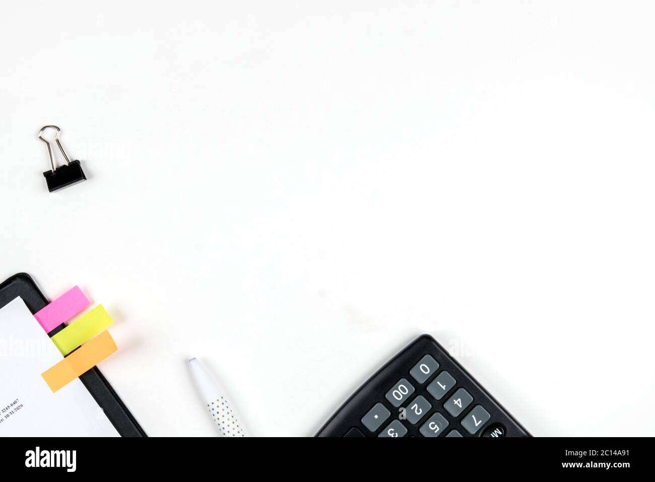 Formulare zum Ausfüllen eines Kreditantrags. Büro- und Bankausstattung mit Copyspace Stockfoto