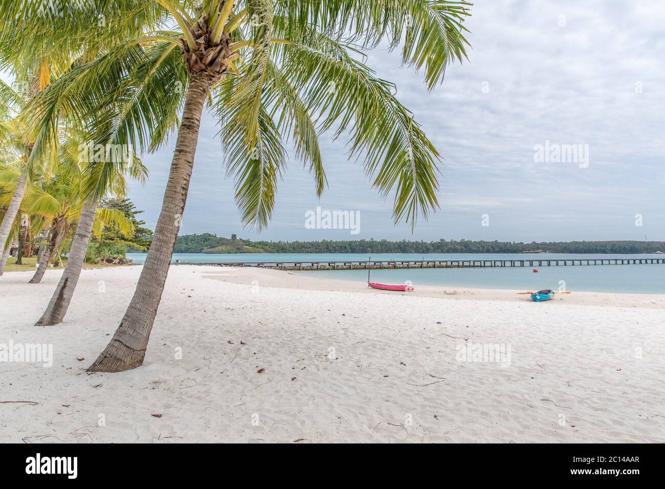 Rotes Kanu und Holzsteg, koh kham Insel, Thailand. Stockfoto