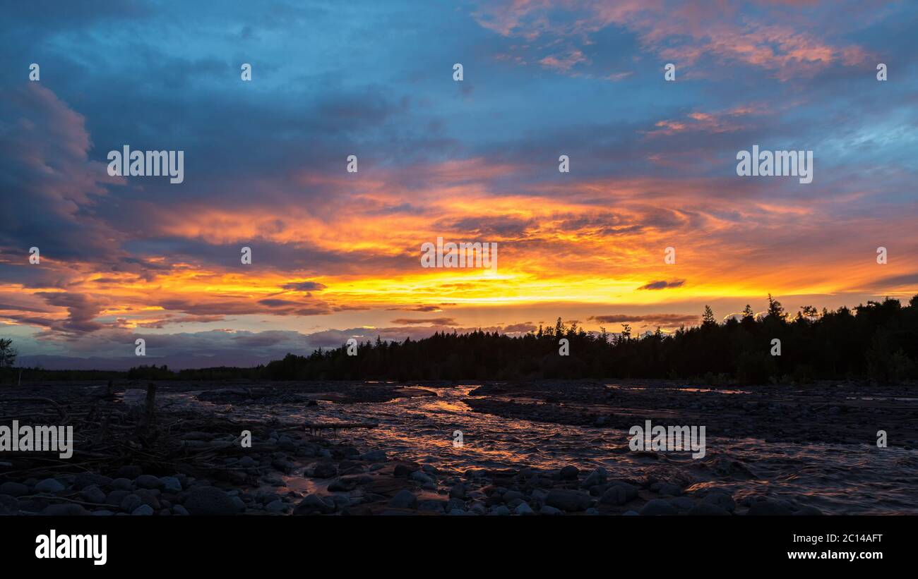 Schöner Sonnenuntergang am Fluss Studenaya. Kamtschatka-Halbinsel. Stockfoto