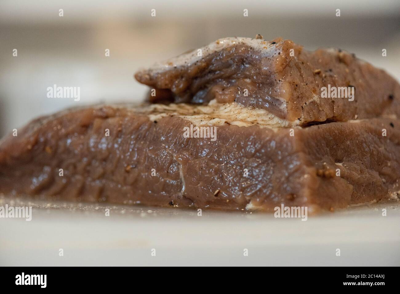 Rohe marinierte Fleisch Pastrami Nahaufnahme Stockfoto