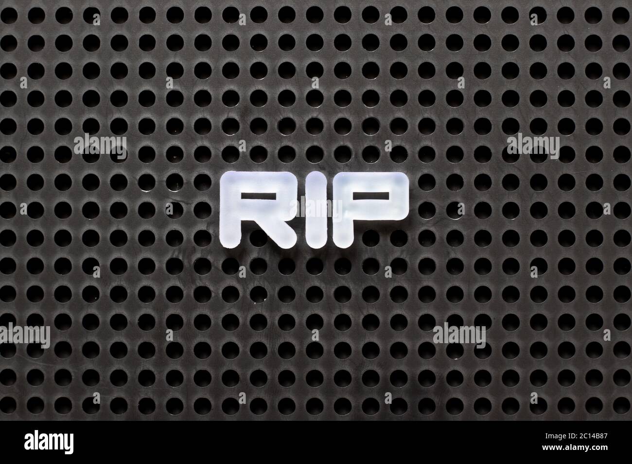 Schwarze Farbpegboard mit weißem Buchstaben im Wort RIP (Abkürzung für Rest in Peace) Stockfoto