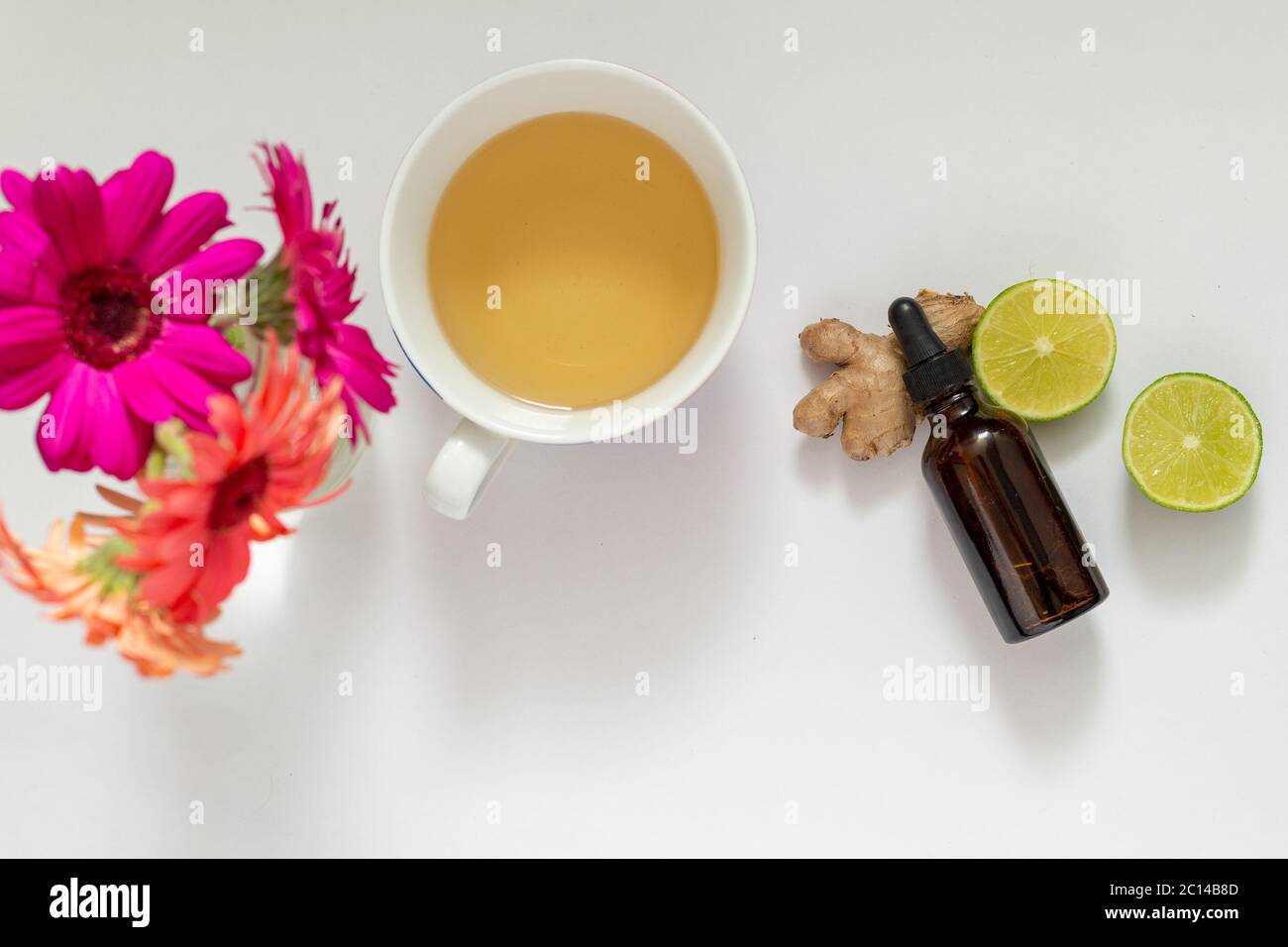 Top Shot, Tasse Tee mit einer Flasche Ingwertropfen und Zitronenkeil. Stockfoto