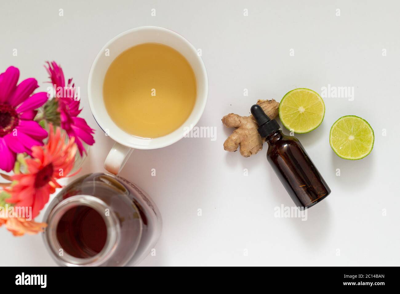 Top Shot, Tasse Tee mit einer Flasche Ingwertropfen und Zitronenkeil. Stockfoto