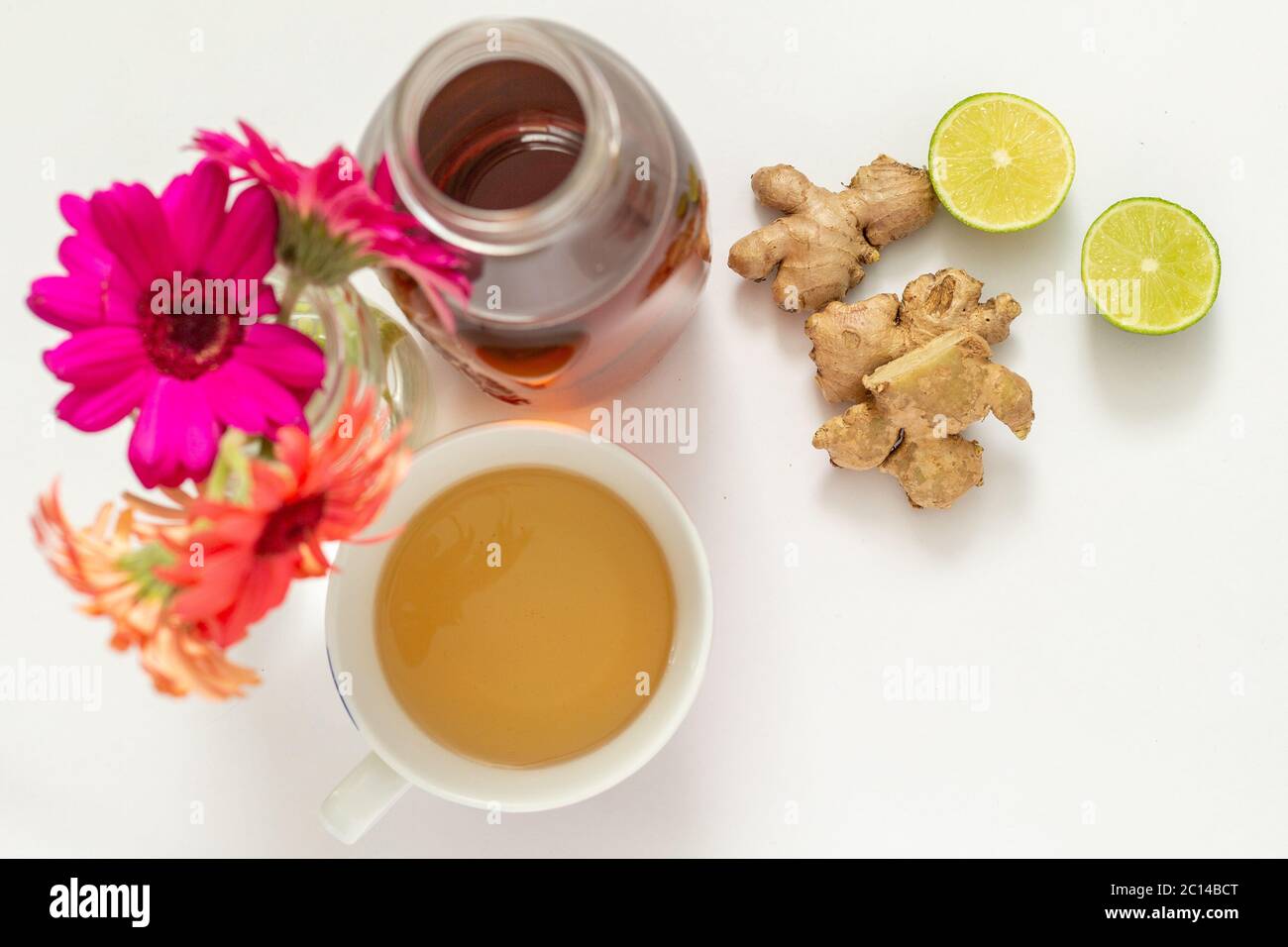 Top Shot, Tasse Tee mit einer Flasche Ingwertropfen und Zitronenkeil. Stockfoto