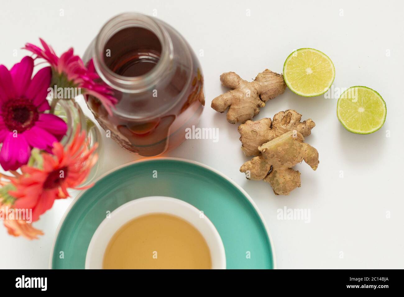 Top Shot, Tasse Tee mit einer Flasche Ingwertropfen und Zitronenkeil. Stockfoto