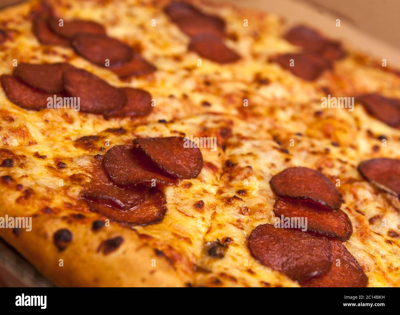 Heiße Pepperoni Pizza In Scheiben Stockfoto