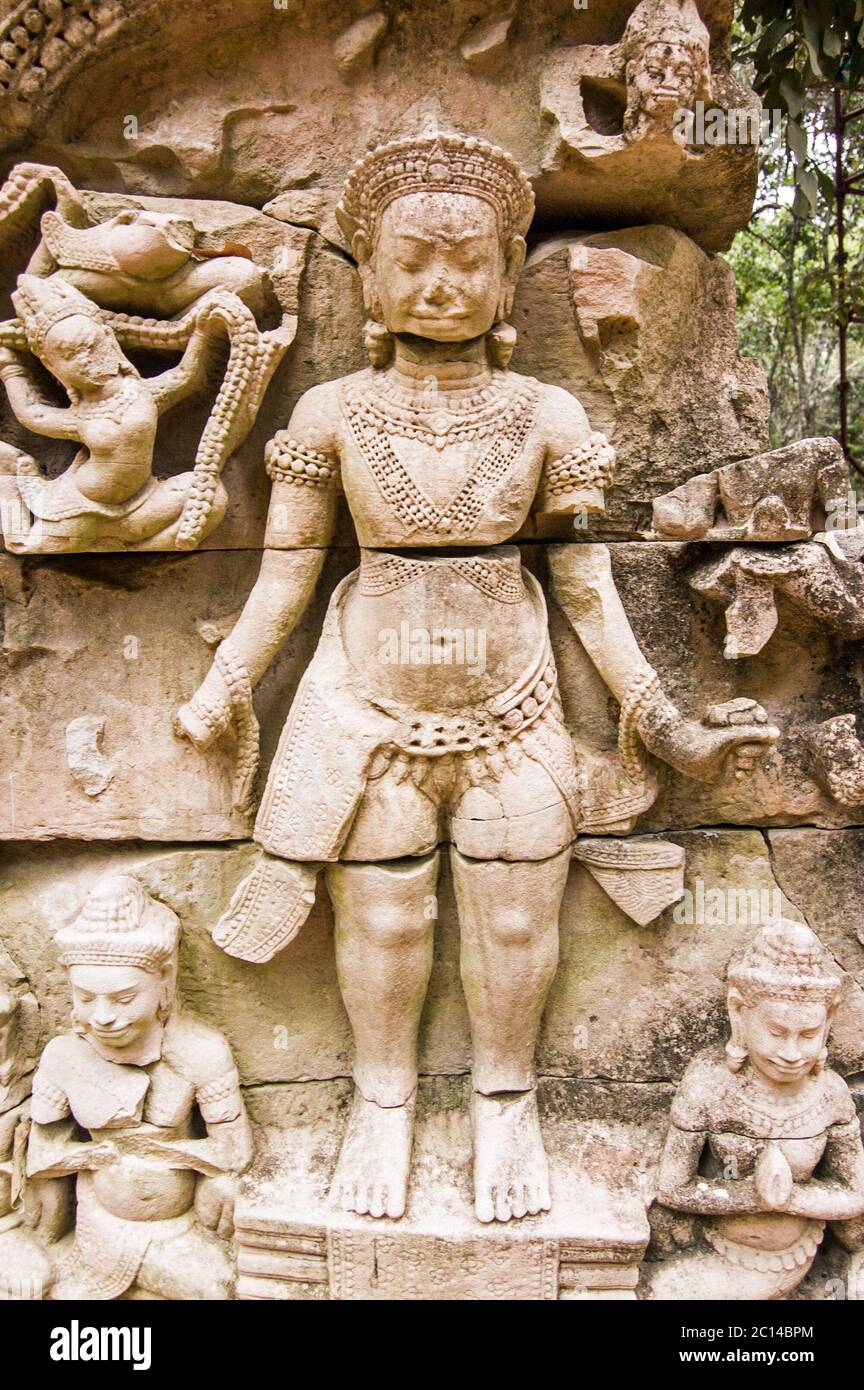 Steinschnitzerei eines hinduistischen gottes. Ruinen des Ta Prohm Tempels, Angkor, Kambodscha. Stockfoto