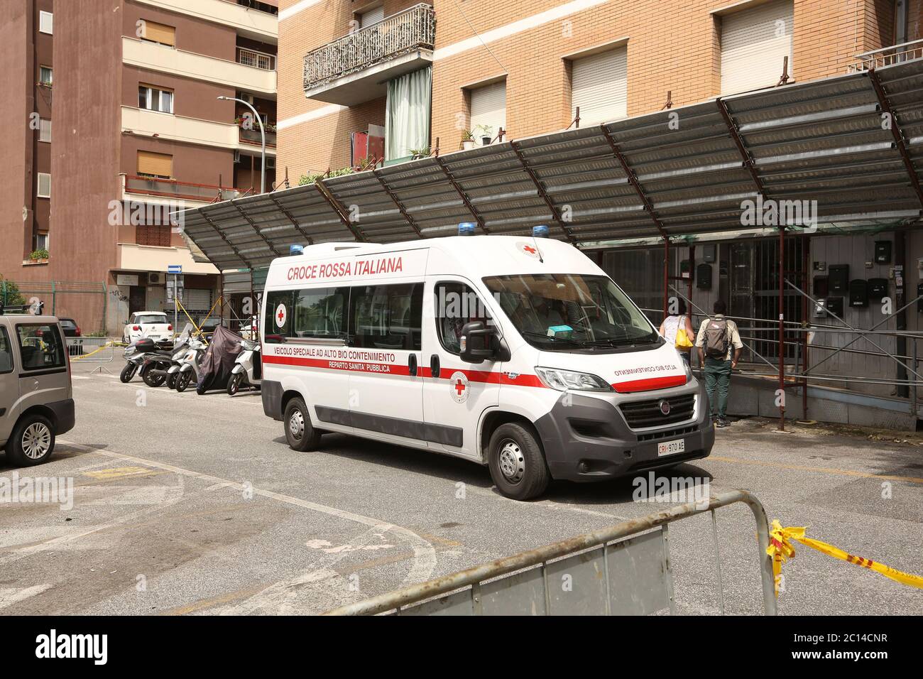 Roma emergenza COVID 19 , abitanti col Covid nel palazzo occupato alla Garbatella. Altro pericoloso focolaio di Covid-19, ma stavolta alla Garbatella Stockfoto