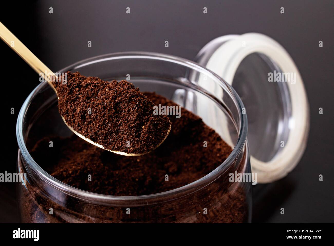 Gemahlener Kaffee in einem Glas und Löffel auf dem Tisch Stockfoto