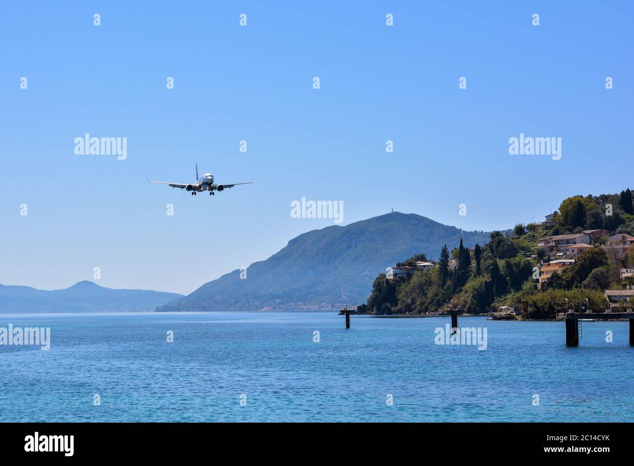 KORFU, GRIECHENLAND - 8. APRIL 2018: Modernes Passagierflugzeug der Ryanair-Fluggesellschaften vor der Landung auf dem Korfu-Insel-Flughafen, Griechenland. Stockfoto