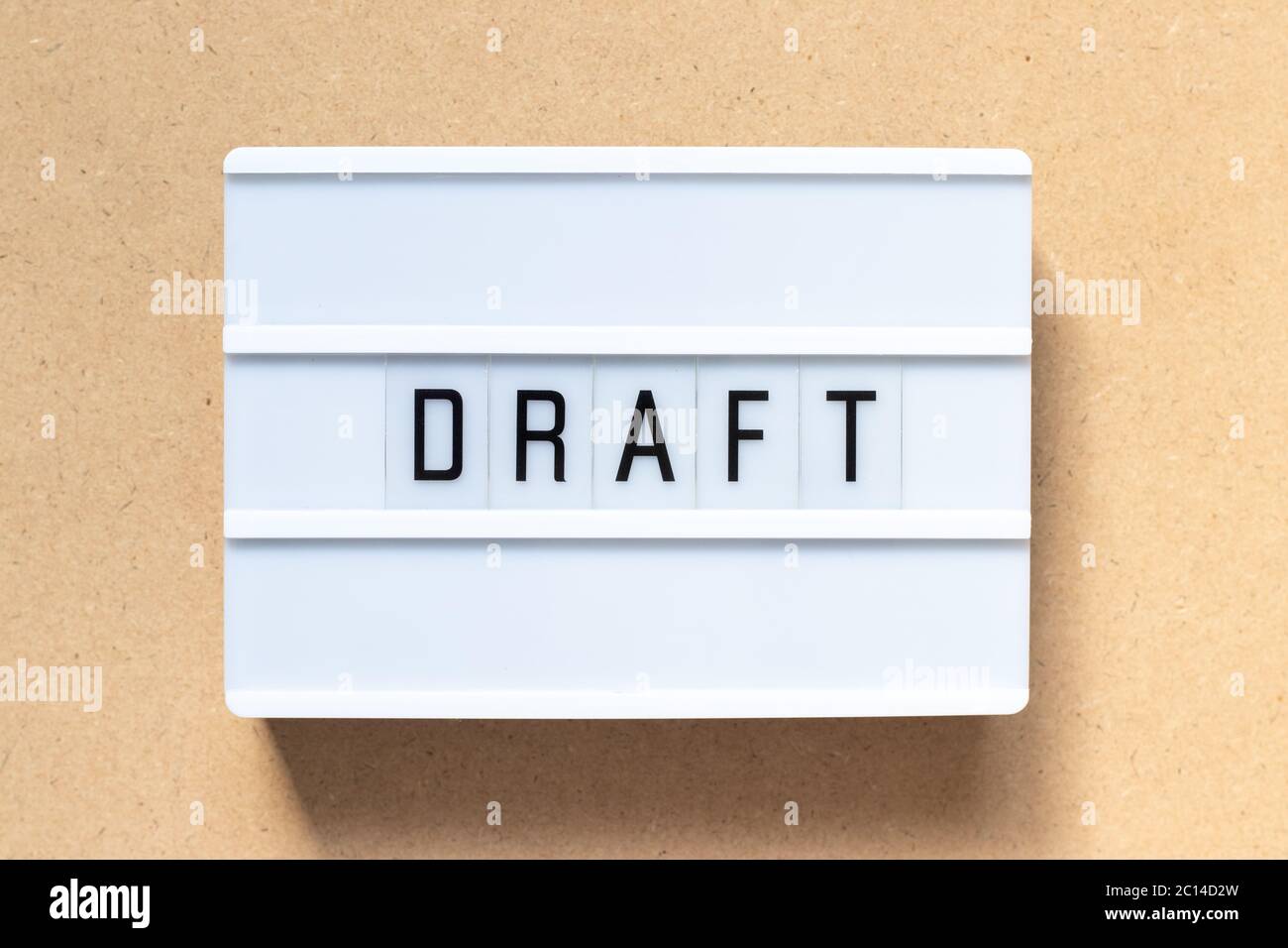 Weißer Leuchtkasten mit Wortentwurf auf Holzhintergrund Stockfoto