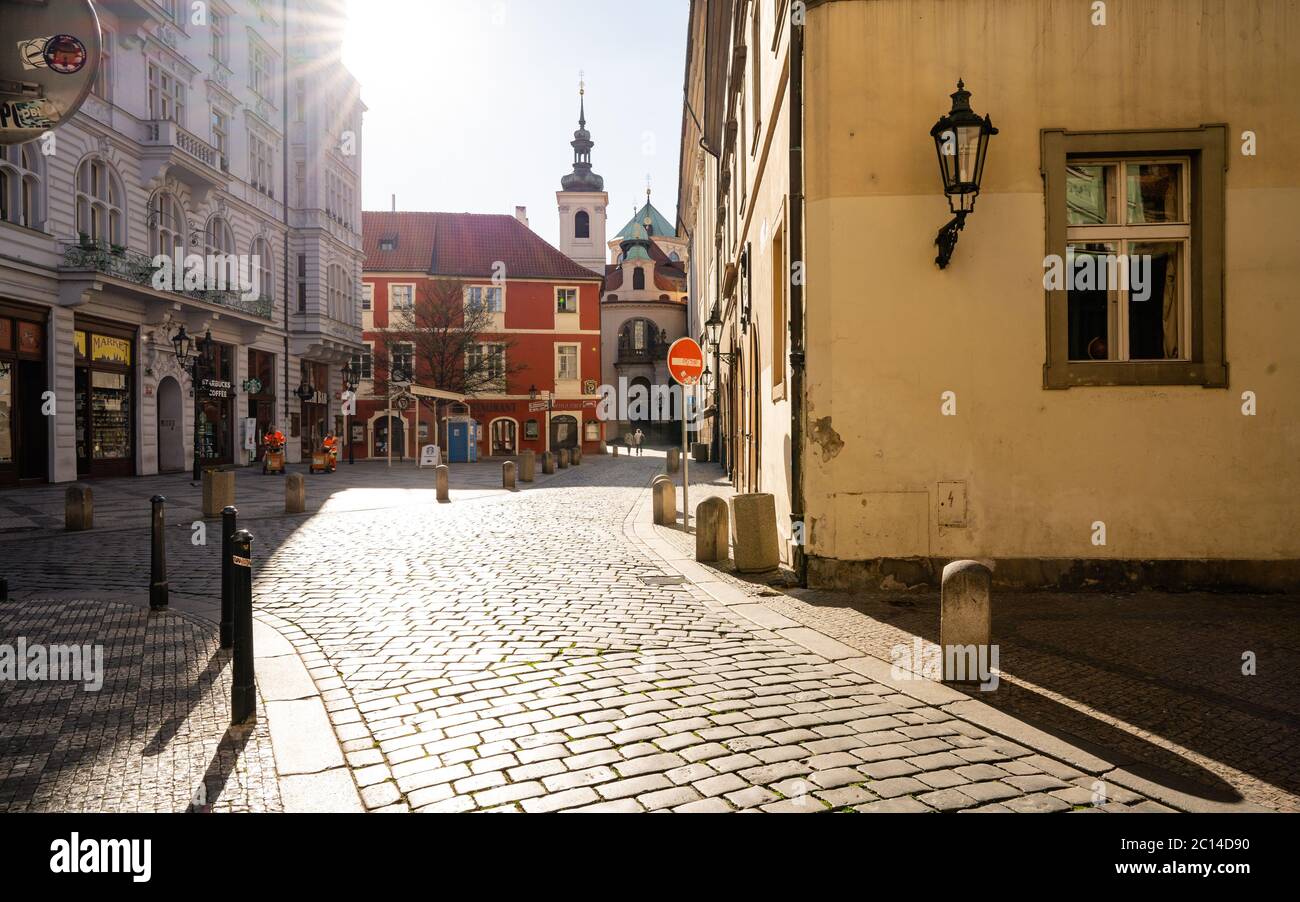 Die Straßen der Prager Innenstadt sind während der Pandemie COVID 19 leer. Geschäfte und Unternehmen schließen, und Bewohner sind sozial distanziert. Stockfoto