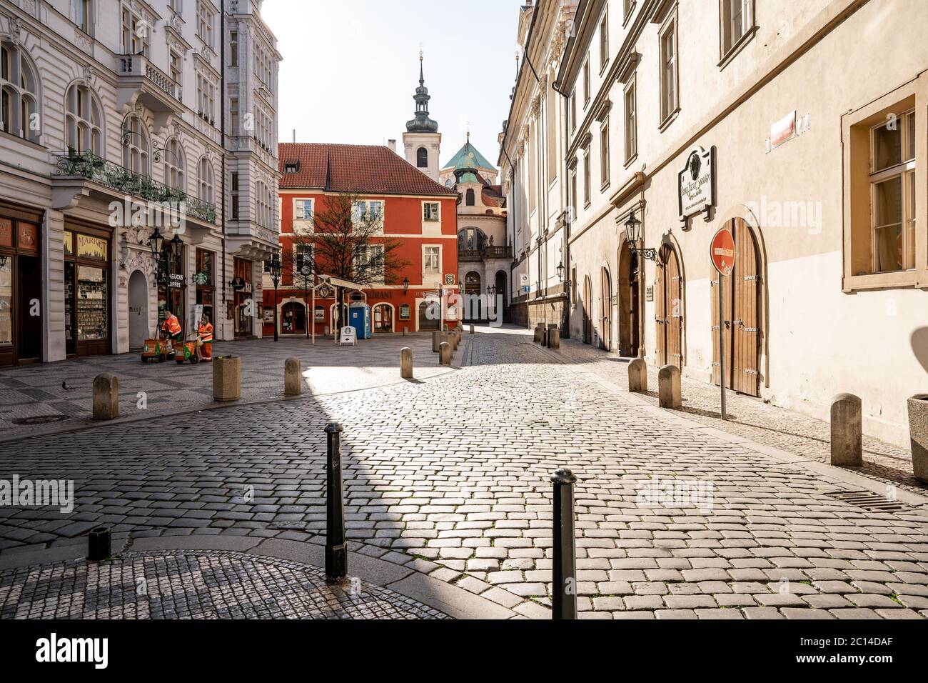 Die Straßen der Prager Innenstadt sind während der Pandemie COVID 19 leer. Geschäfte und Unternehmen schließen, und Bewohner sind sozial distanziert. Stockfoto