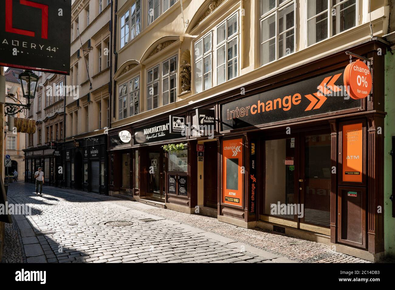 Leere Straßen an einem sonnigen Tag schlossen Geschäfte und leere Einkaufsstraßen aufgrund der Corona-Krise/der Hauptgeschäftsstraßen mit fast keiner Bevölkerung. Europa Stockfoto