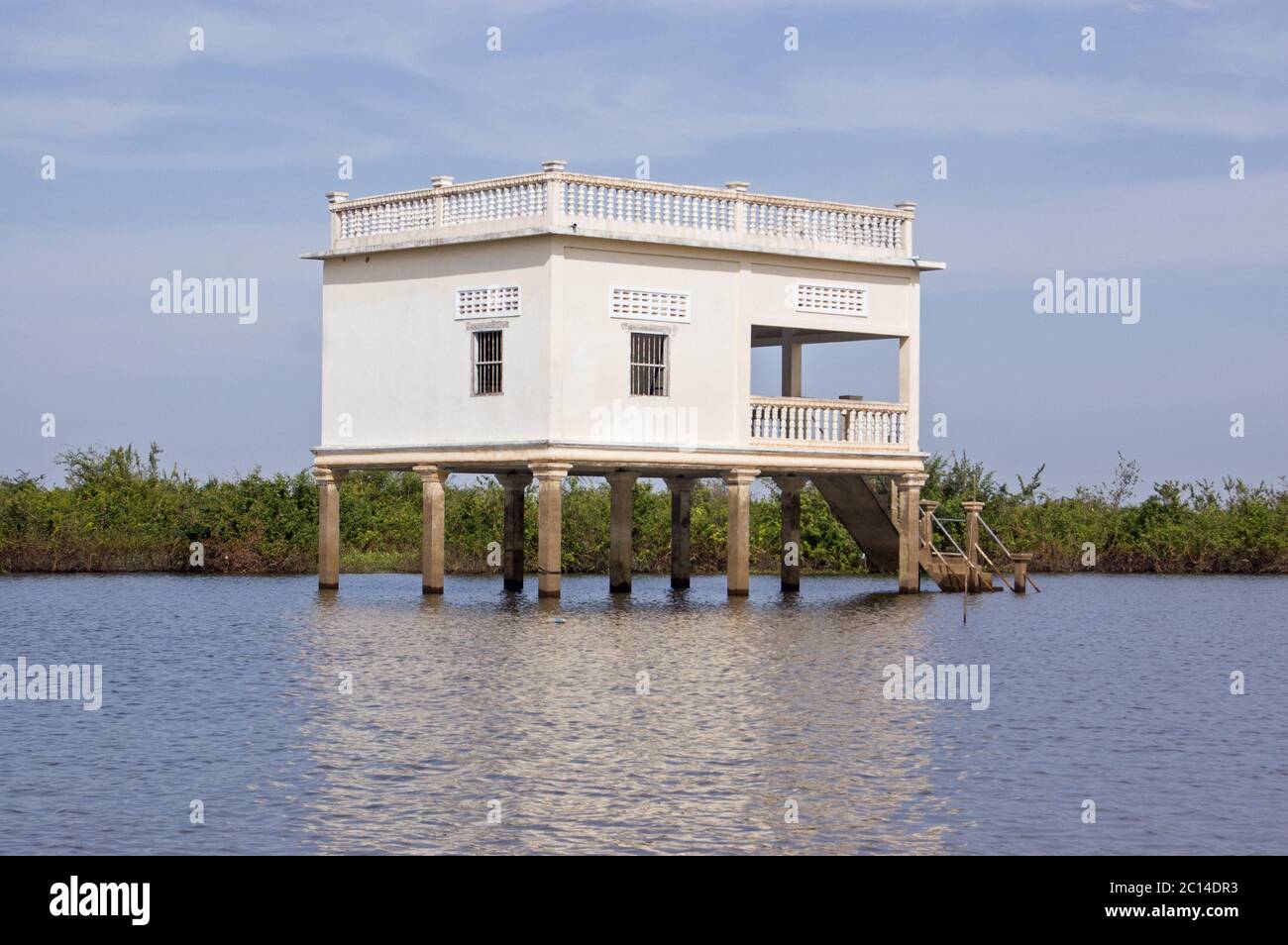 Eine traditionelle Stuckvilla hoch auf Stelzen im schwimmenden Dorf Kompong Phluk am Tonle SAP See, Kambodscha. Stockfoto