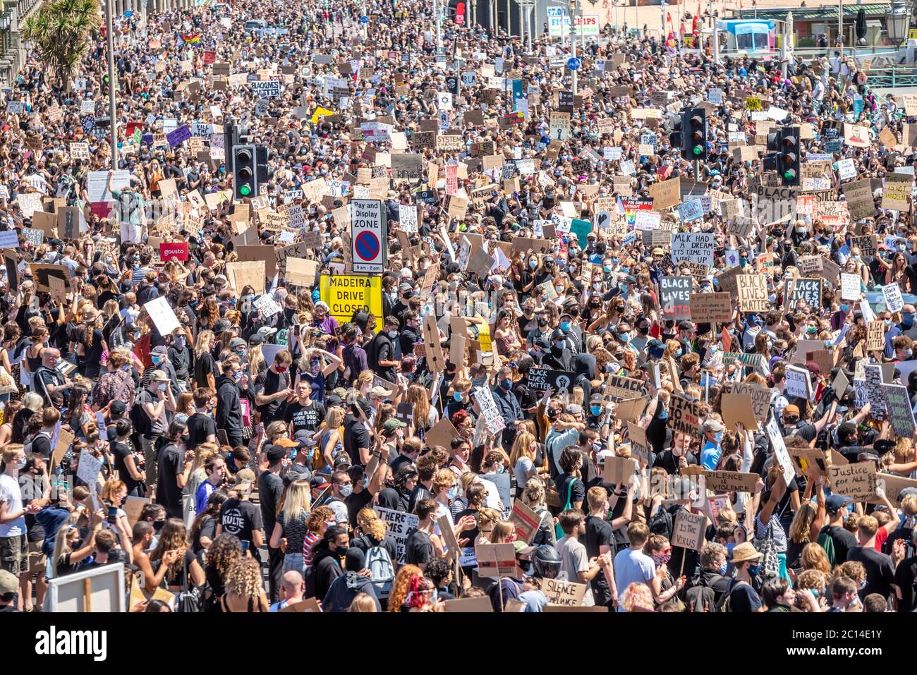 Brighton Großbritannien, 13. Juni 2020: Beispiellose Menschenmassen, die an diesem Nachmittag an der Black Lives Matter-Kundgebung in Brighton teilnehmen. Stockfoto