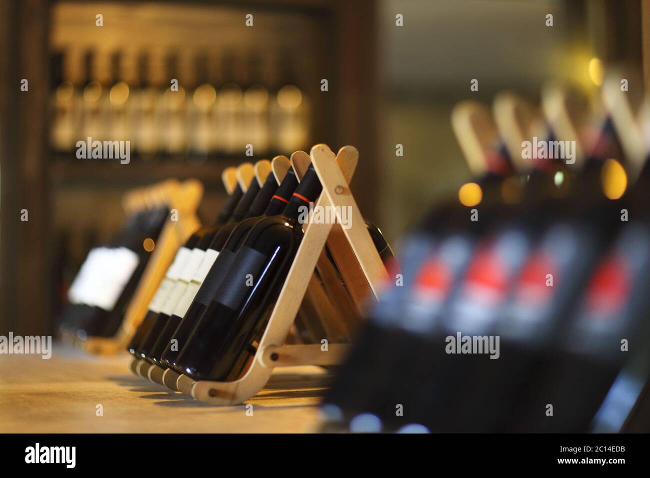 Weinflaschen auf einem Holzregal. Stockfoto