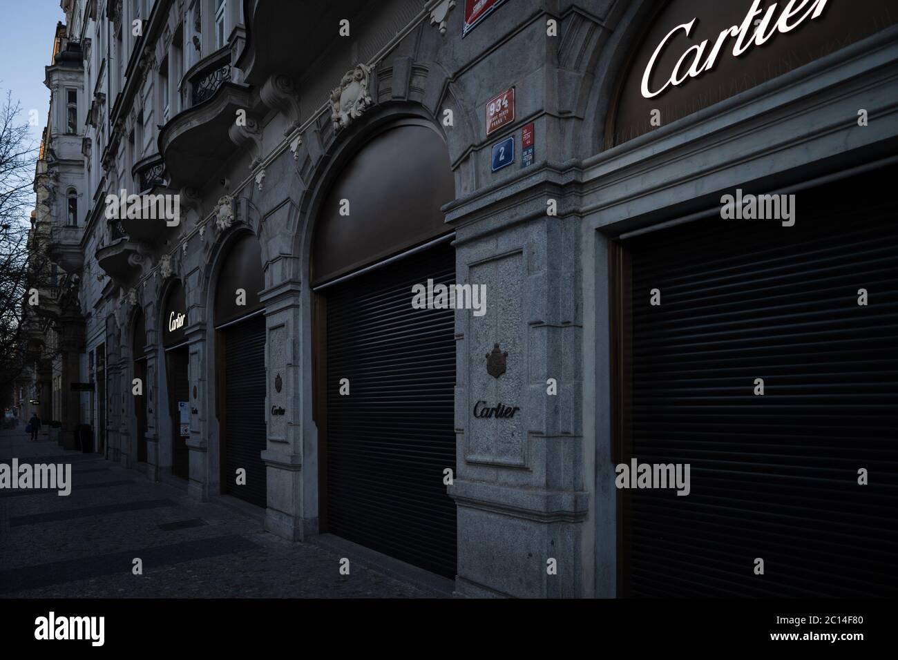 Leere Straßen an einem sonnigen Tag schlossen Geschäfte und leere Einkaufsstraßen aufgrund der Corona-Krise/der Hauptgeschäftsstraßen mit fast keiner Bevölkerung. Europa Stockfoto