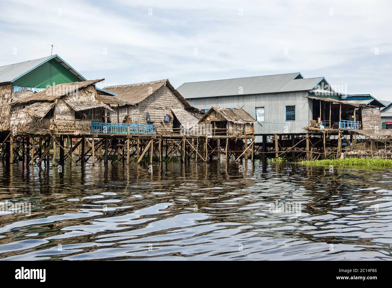 Dorfhäuser bei Kampong Phluk am Tonle SAP See bei Siem Reap, Kambodscha. Stockfoto