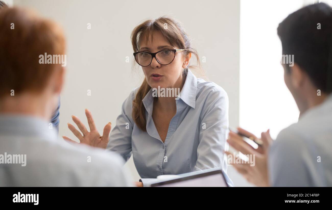 Selbstbewusste Geschäftsfrau, die beim Briefing über das Startup spricht Stockfoto