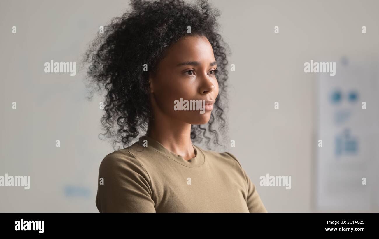 Dreiviertelporträt einer afroamerikanischen Geschäftsfrau im Büro Stockfoto