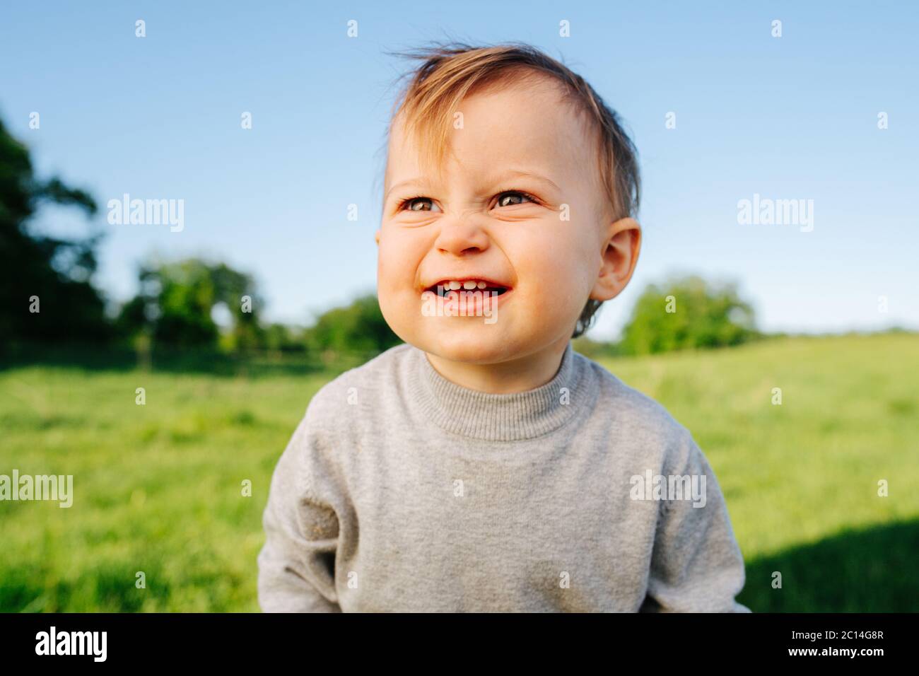 Nahaufnahme Porträt von Baby Junge über dem Land. Stockfoto
