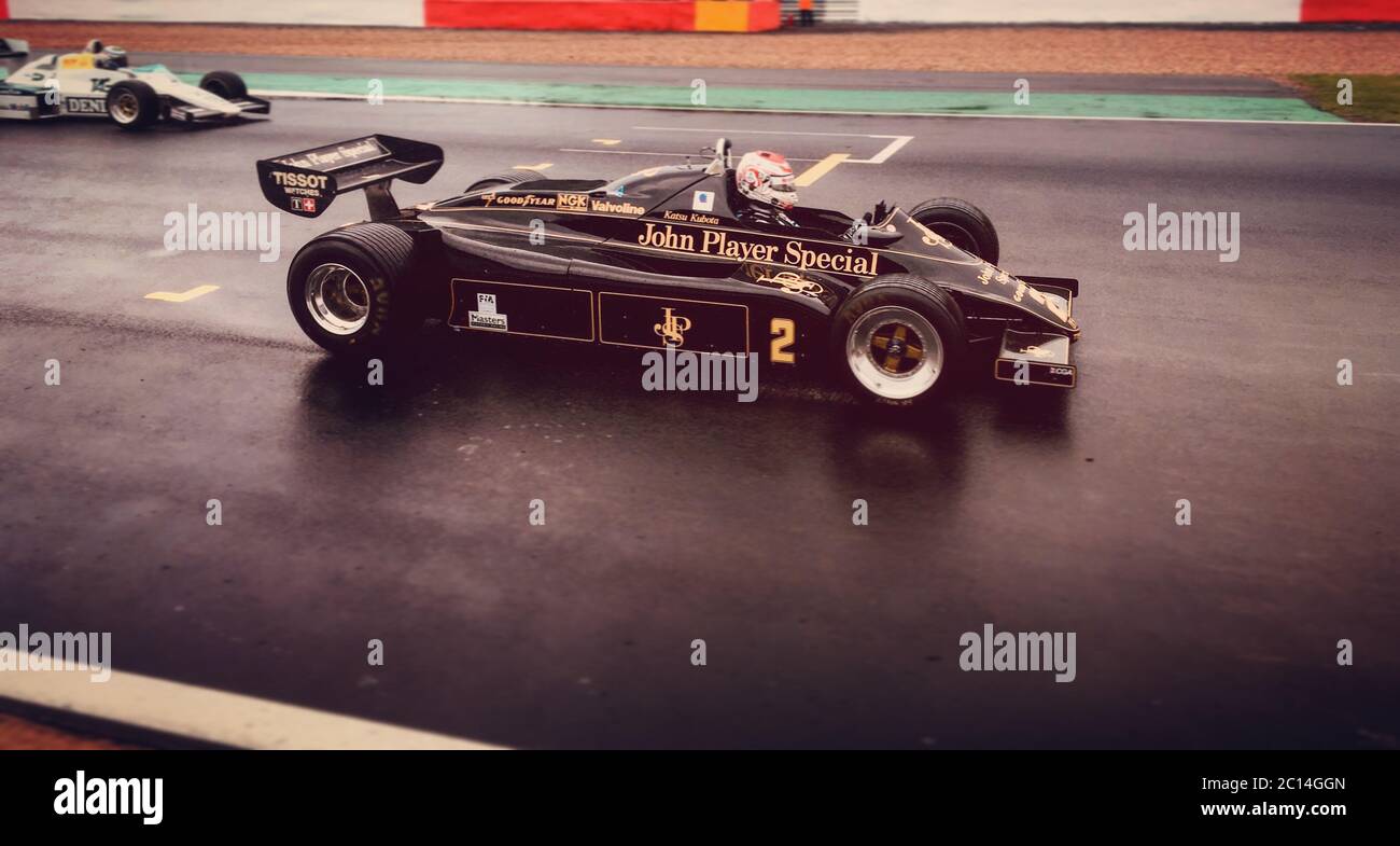 Ein 1982 von Katsu Kubota angetriebener JPS Lotus 91 / 7 F1 Rennwagen auf der Rennstrecke in Silverstone, Towcester, Northamptonshire, Großbritannien 2019 Stockfoto