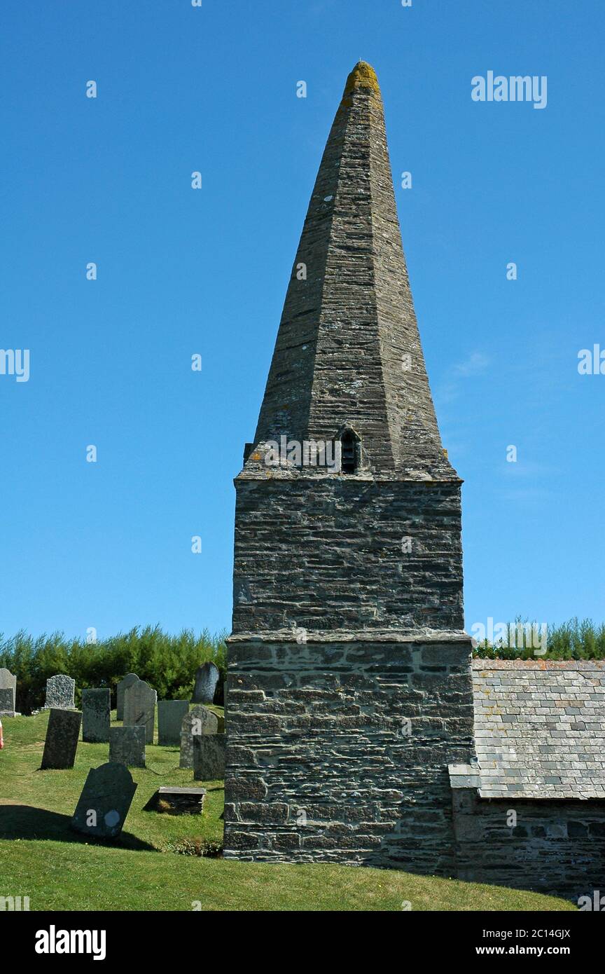 Schiefe Spitze der St. Enedoc Kirche aus dem Westen. Die Grabstätte von Sir John Betjeman. Stockfoto