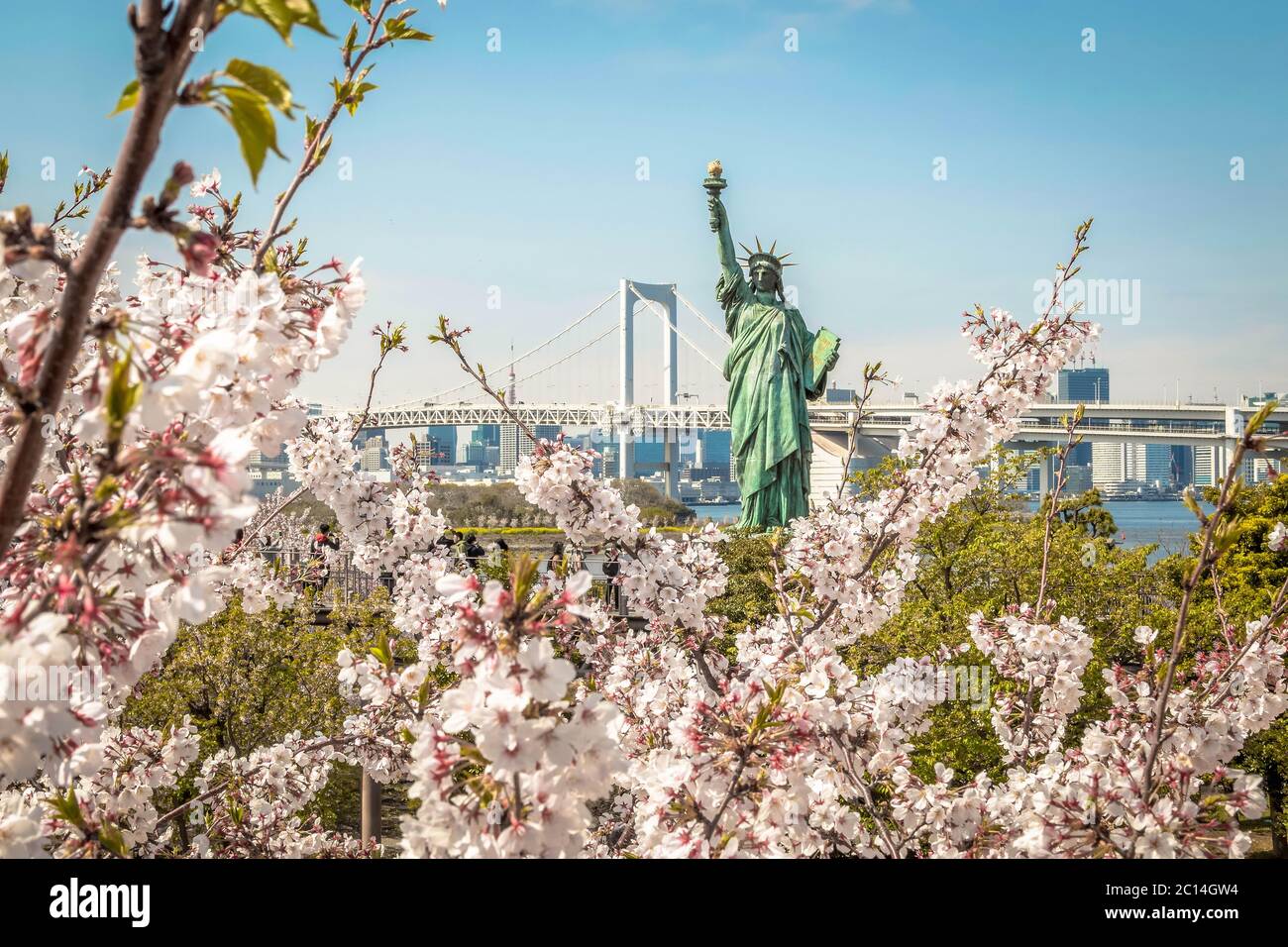 Diese Statue of Liberty Replik befindet sich in Daiba, Tokio. Es wurde während der Kirschblütenzeit aufgenommen. Stockfoto