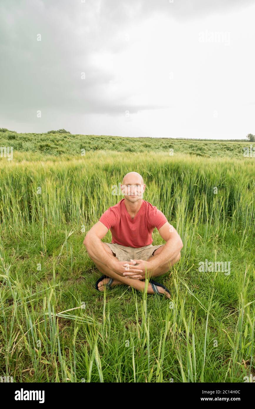 Nick Michelle Personal Trainer und Wellness Coach sitzen / trainieren auf einem Feld. Stockfoto
