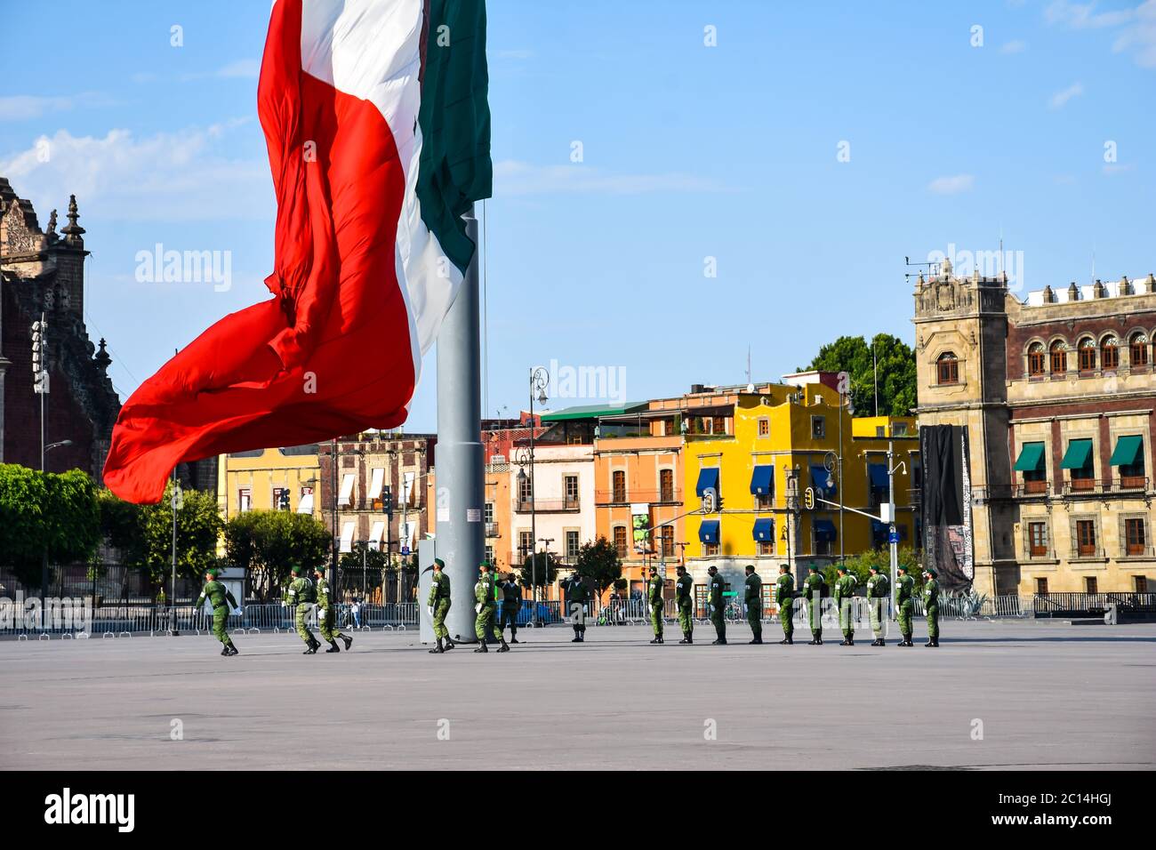 Mexiko-Stadt, Mexiko ; April 26 2020: Flaggenzeremonie auf dem Platz von mexiko-Stadt zócalo, Absenken der Flagge Stockfoto