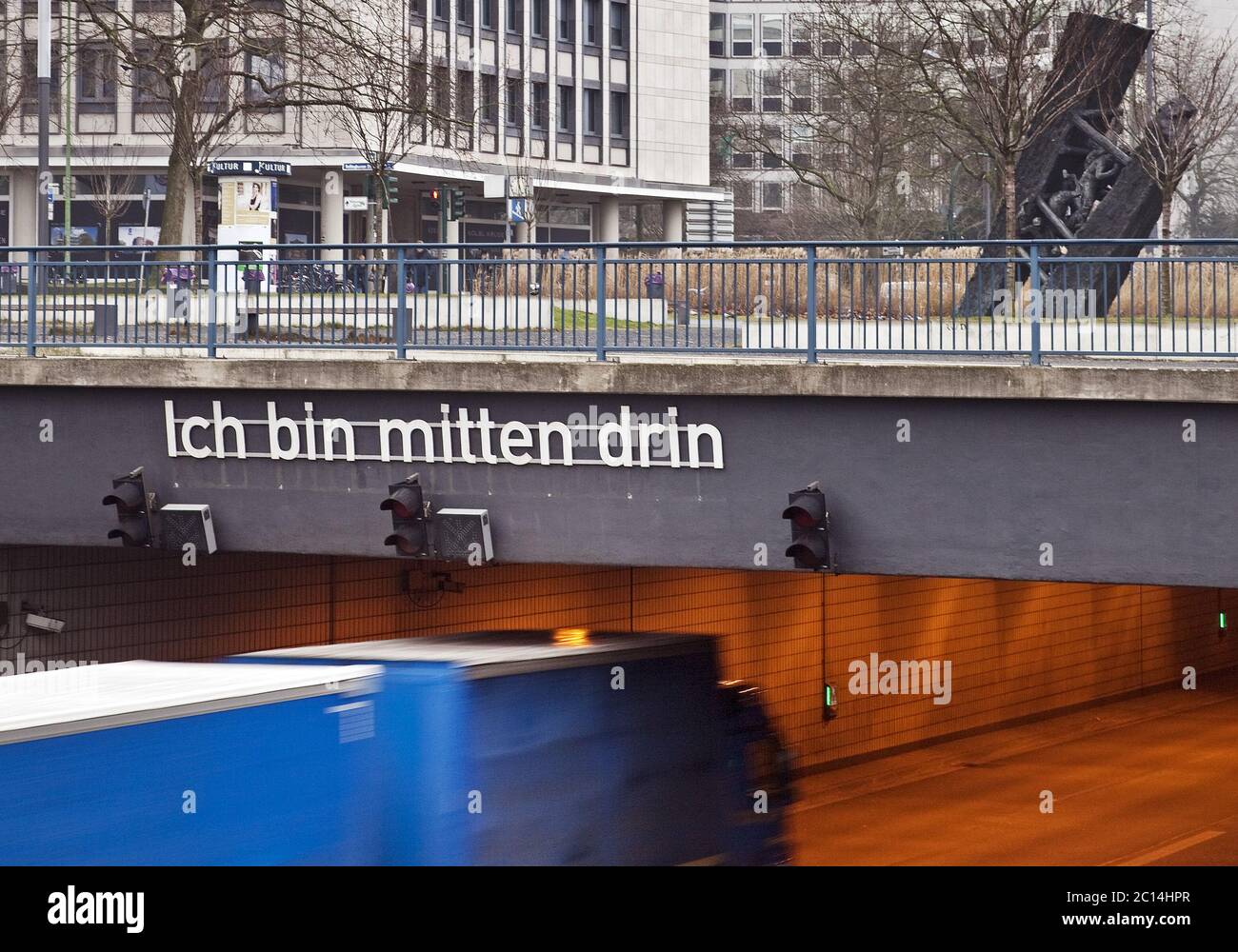 Label Ich bin mitten drin (ich bin in der Dick) auf eine Autobahnbrücke A40, Essen, Ruhrgebiet, Deutschland Stockfoto