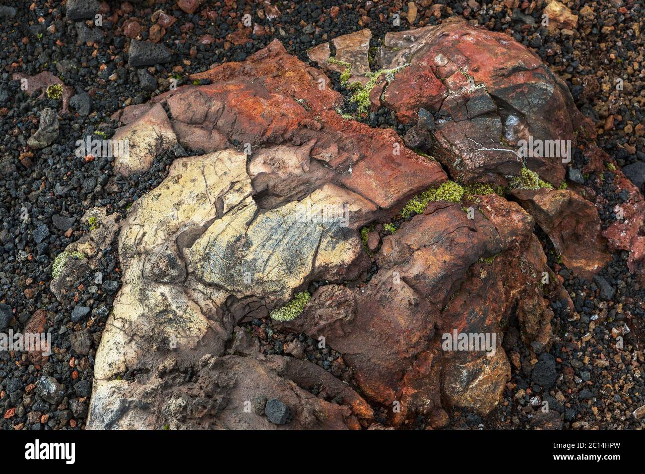 Gefrorene vulkanische Emissionen mit Moos bedeckt. Norden Durchbruch große Tolbachik Fissur Eruption 1975 Stockfoto