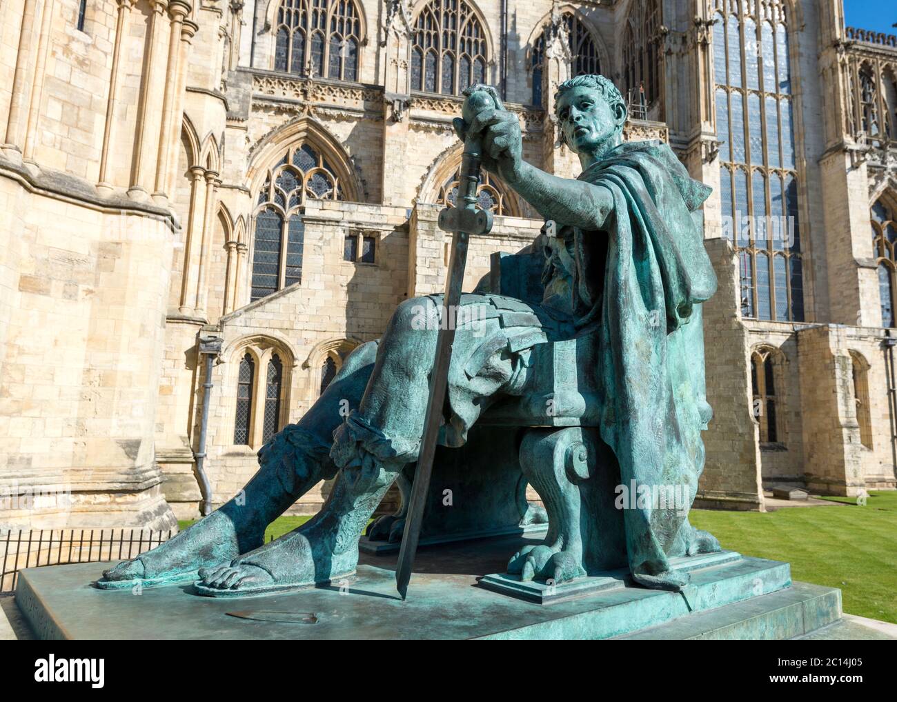 Bronzestatue des römischen Kaisers Konstantin vor dem York Minster, North Yorkshire Stockfoto